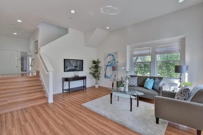 Living area - 344 Tower Hill Ave