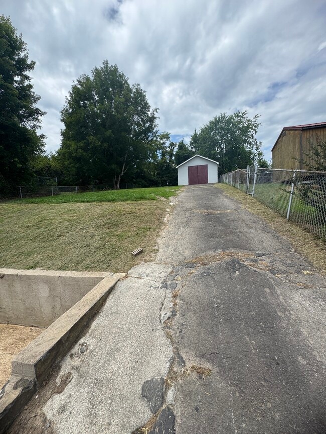 Building Photo - 525 Peach Orchard Dr
