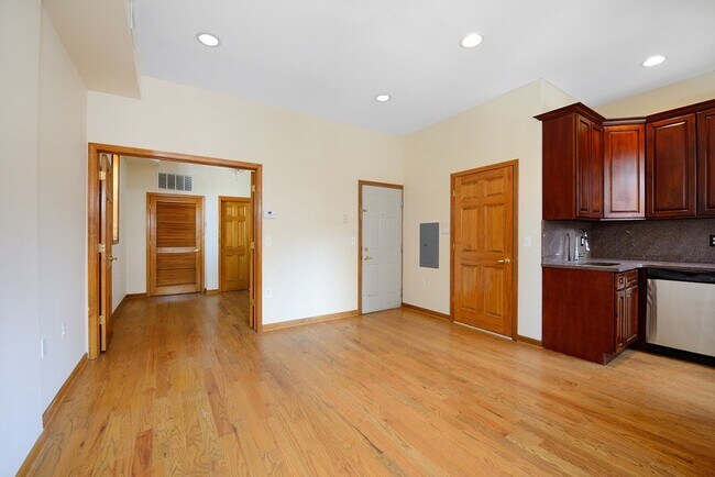 Building Photo - 1029 Willow Ave