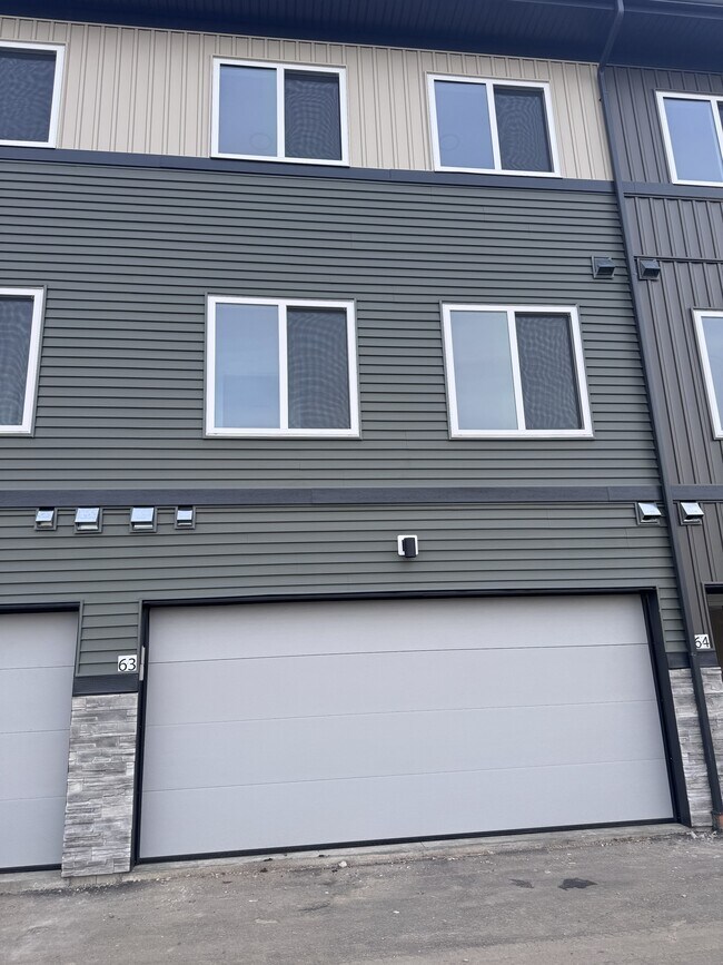 Photo du bâtiment - 18120-18128 28 Ave SW