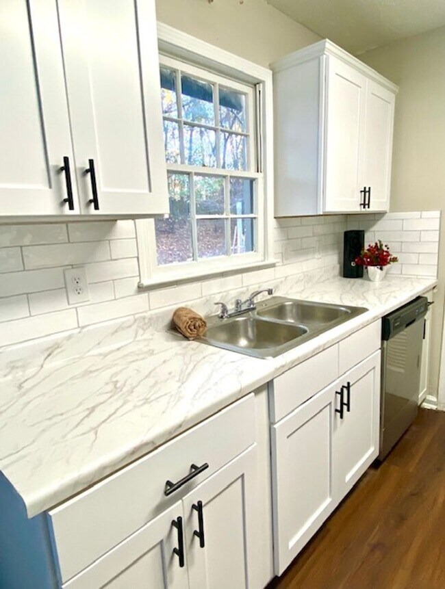 Foto del edificio - 454 Lexington Dr