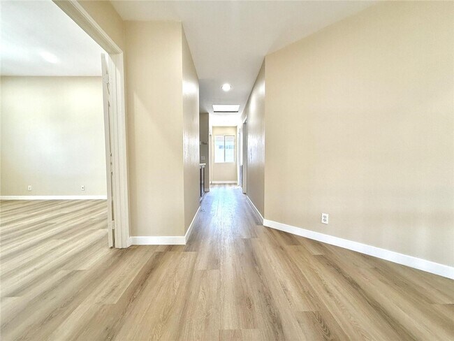 Foto del edificio - 24827 Carmel Dr