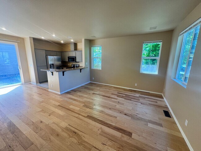 Building Photo - 3 Bedroom 2.5 bathroom West Eugene Home