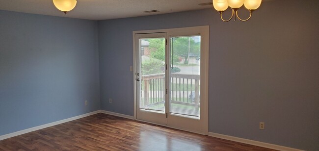 Building Photo - Smithton Condo, top floor, plank floors, w...