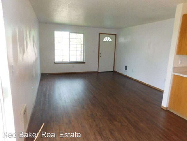 Building Photo - 380-380 Shamrock St