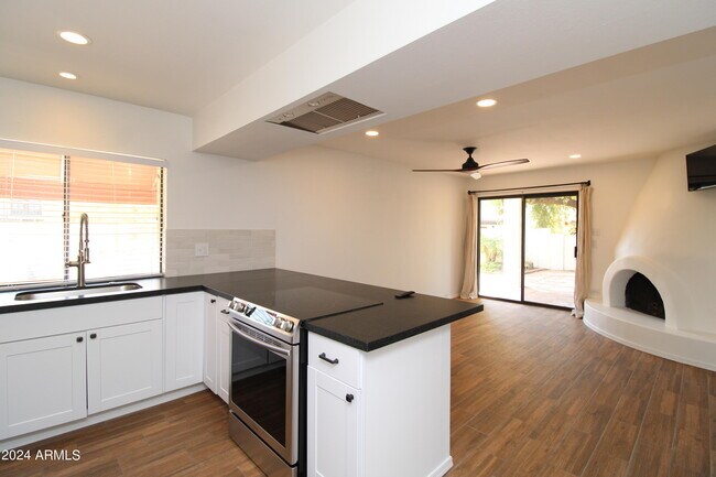 Building Photo - 7702 N Dreamy Draw Dr