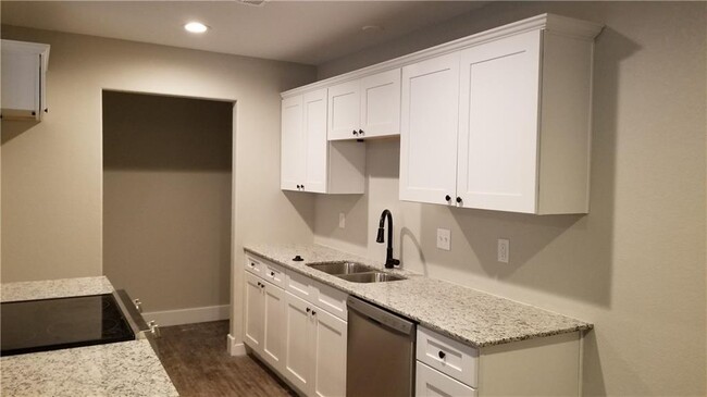 Building Photo - 445 Oakwoods Dr
