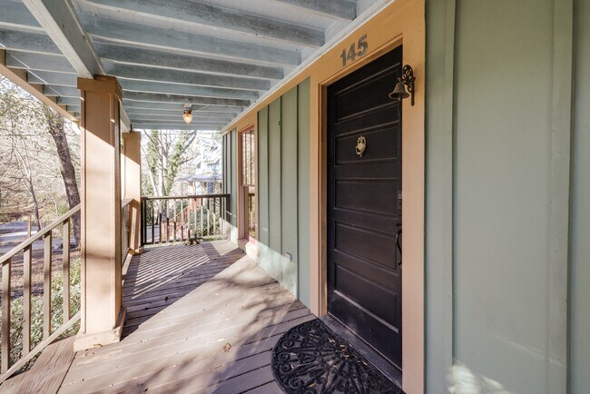 Foto del edificio - 145 Hendrix Ave