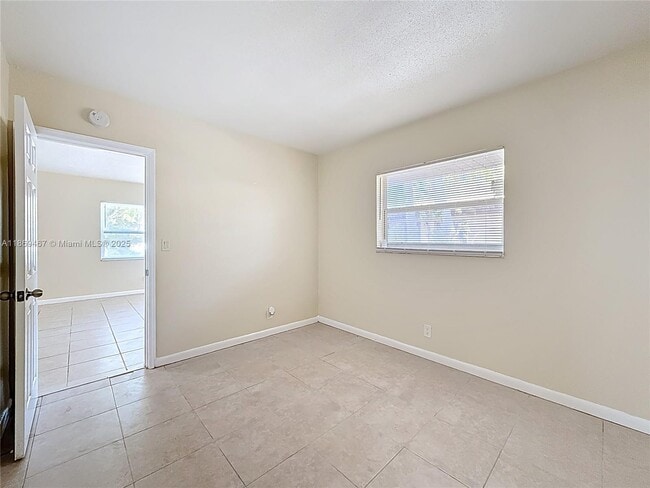 Building Photo - 240 NW 40th Ct