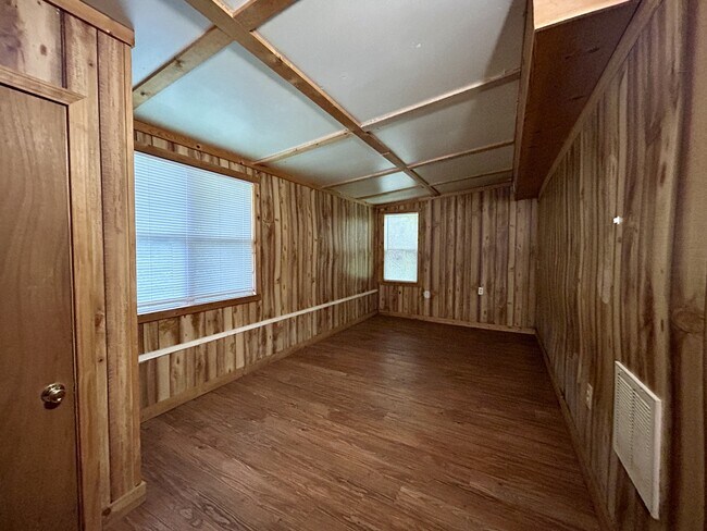 Building Photo - 408 E Poplar St