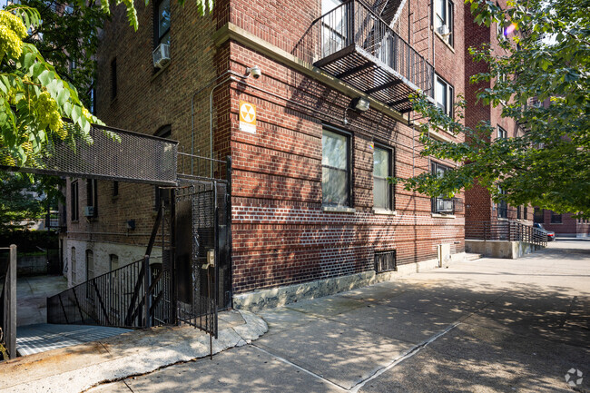 Building Photo - 690 Riverside Dr