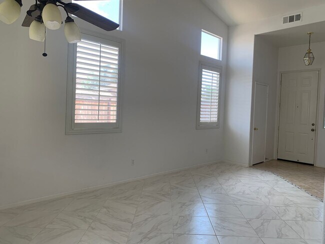 Foto del edificio - Paloma Del Sol 3 bedroom house for rent