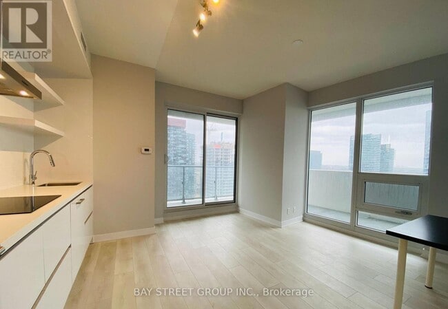 Building Photo - 2221 Yonge St