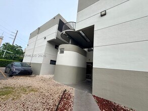 Building Photo - 5 Olive Dr