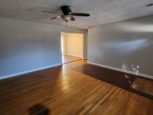 Building Photo - Charming 2-bedroom, 1.5-bath home