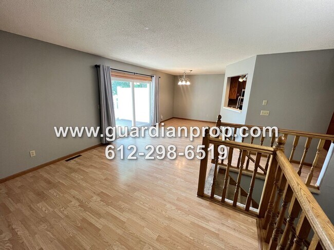Building Photo - Townhouse Available October 1, Open Floor ...