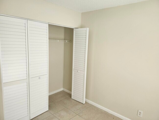 Building Photo - 621 Cypress Way W