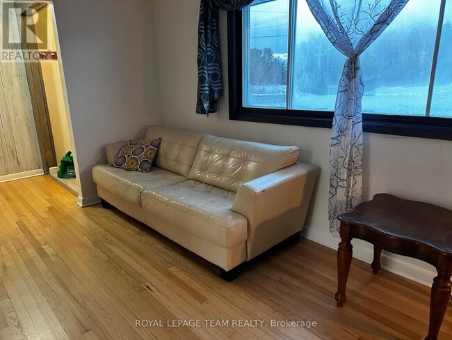 Photo du bâtiment - 3590 Devine Rd