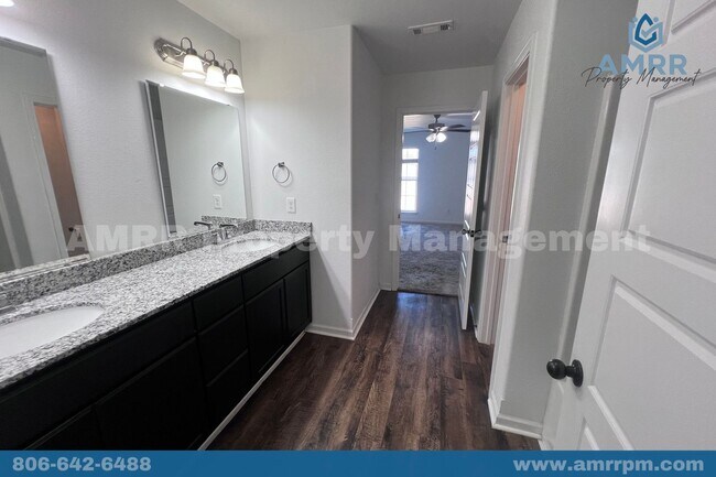 Building Photo - 3 Bedroom Townhome In Carl Junction!