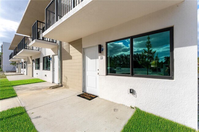 Foto del edificio - 155 NW 160th St