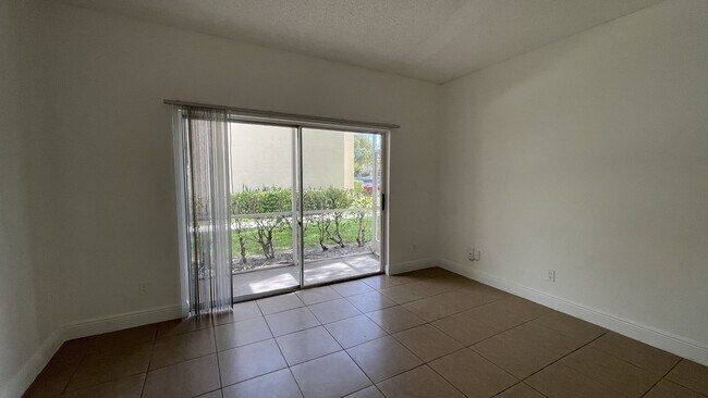 Foto del edificio - 661 Cypress Lake Blvd