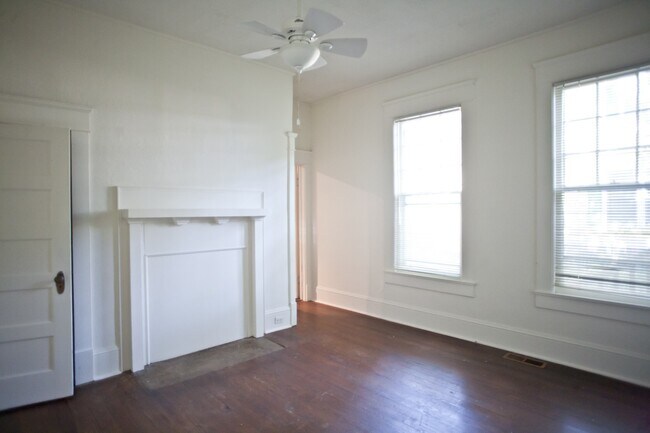 Building Photo - 212 1A McCauley Street