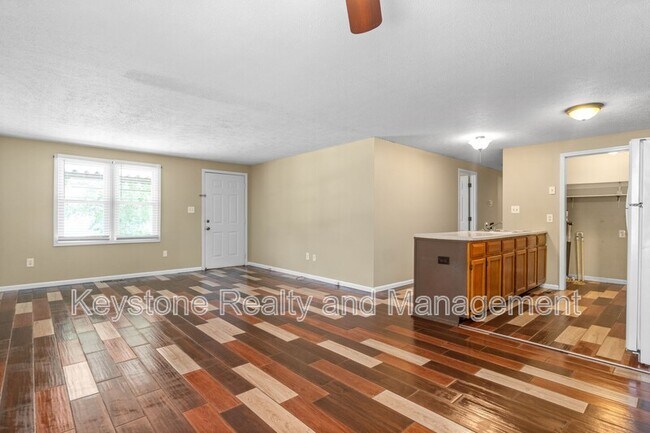 Building Photo - 944 Linda Dr