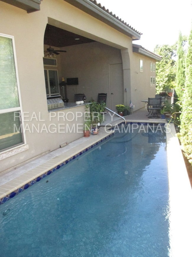 Building Photo - 22438 Viajes