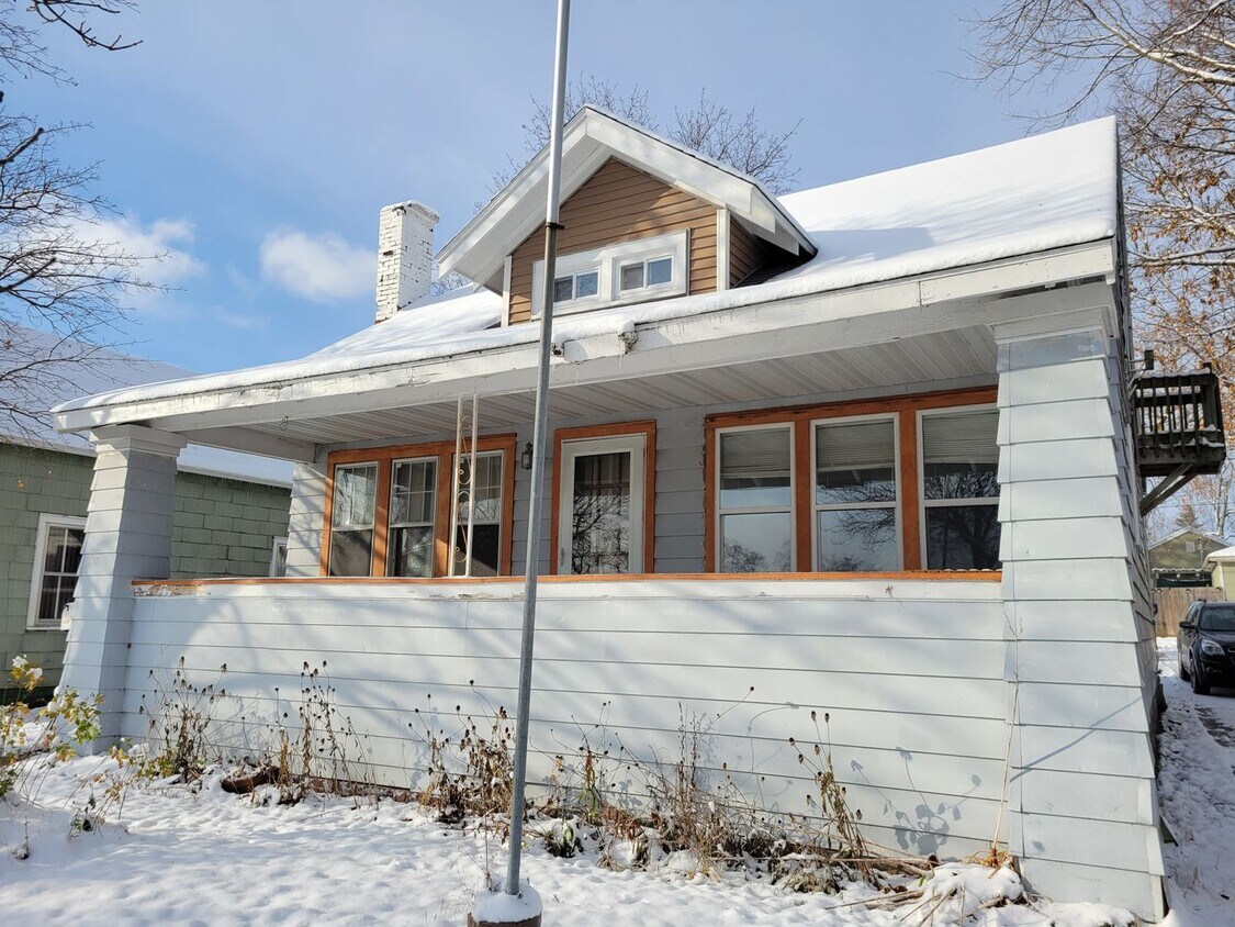 210 N 1st St Ave Unit Upper, Wausau, WI 54401 Room for Rent in Wausau, WI