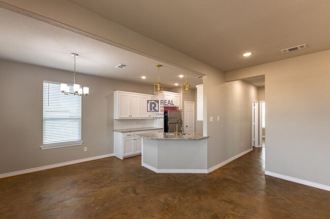 Building Photo - Stylish Glen Rose Home with Open Layout