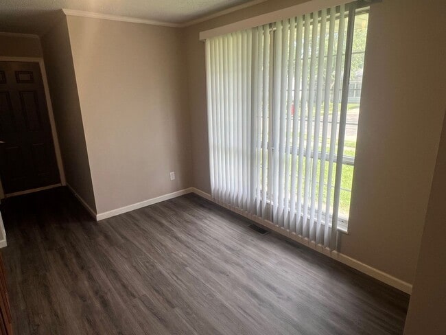 Building Photo - Updated 3 bed 1 bath home - Available Now