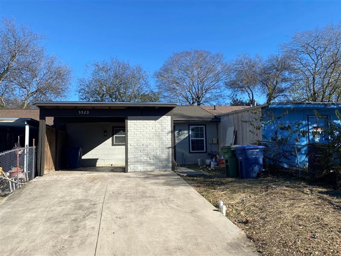 Foto principal - Cute 3/1 home with covered parking and lar...