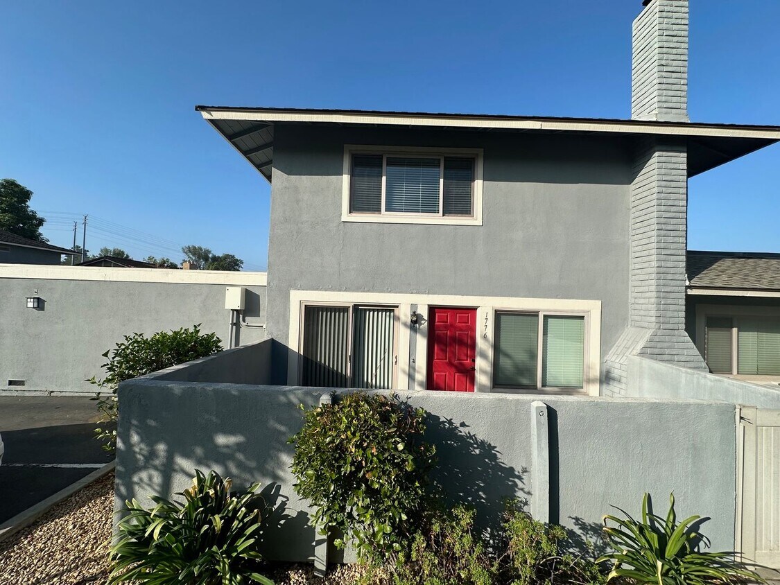 Primary Photo - Stunning 2+2.5 Las Flores Townhome