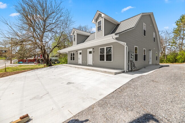 Vista lateral de Lord Ave 621-623 - 621 Lord Ave