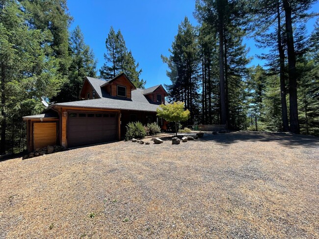 Building Photo - Two + bedroom 2 bath Private home on Three...