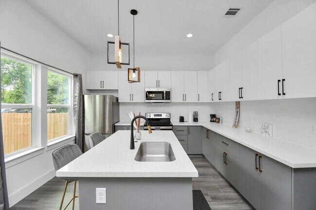 Foto del edificio - 4909 Higgins St
