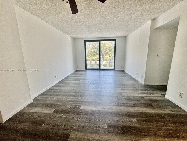 Building Photo - 901 Hillcrest Dr