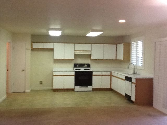 Building Photo - 2758 Spring Hill Dr