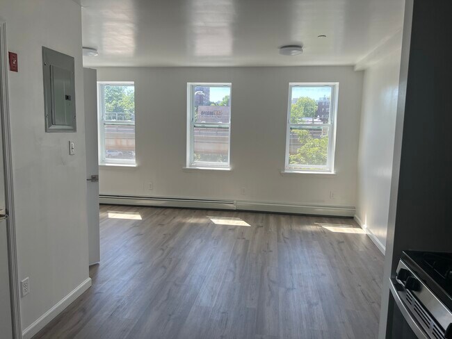 Open living/dining layout ideal for relaxing - 1835 Atlantic Ave