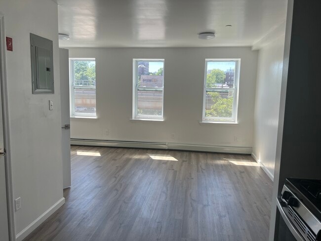 Open living/dining layout ideal for relaxing - 1835 Atlantic Ave