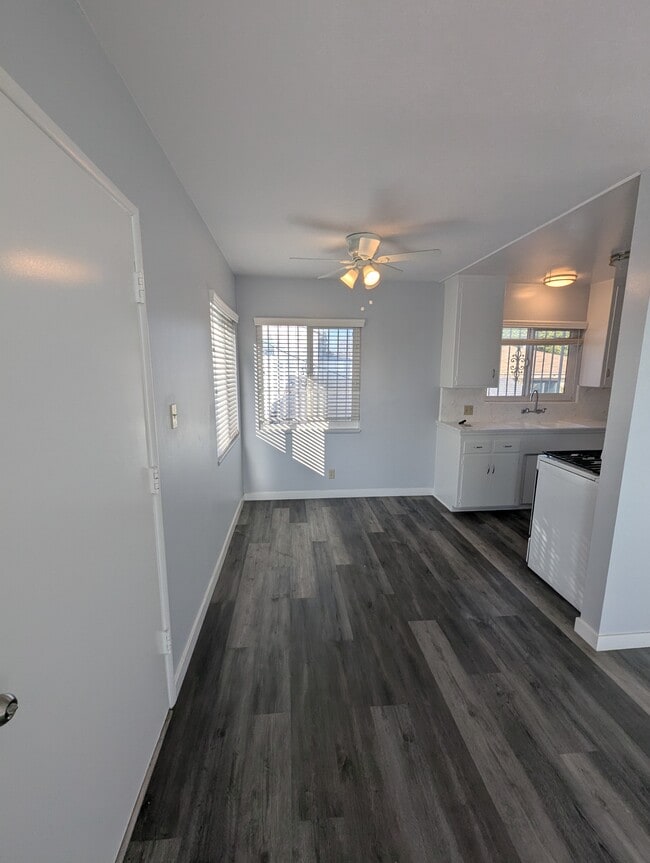 Building Photo - 902 Centinela Ave