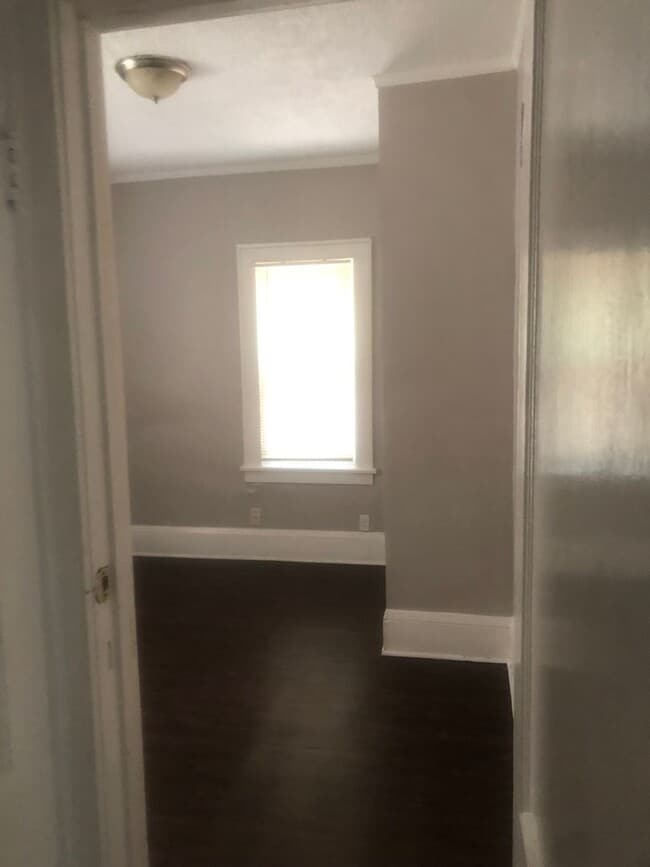 Building Photo - 3 Bedroom, 1 Bath House Available with Private Yard