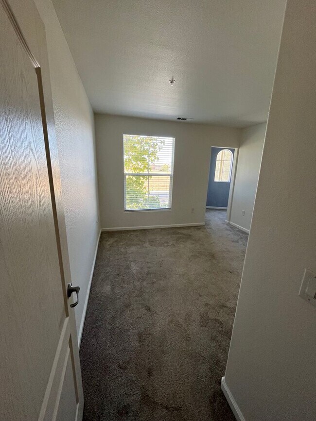 Building Photo - Beautiful Gated 2BR/2BA condo + loft and p...