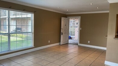 Building Photo - 2201 Fountain View Dr