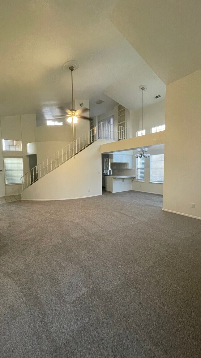 Foto del edificio - 645 E Champlain Dr