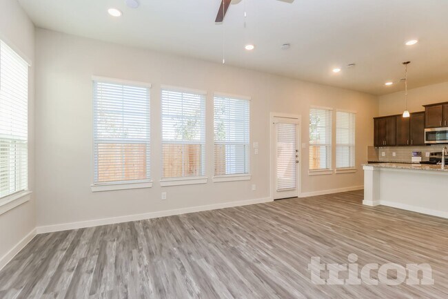 Foto del edificio - 9835 Willow Creek Commerce Dr