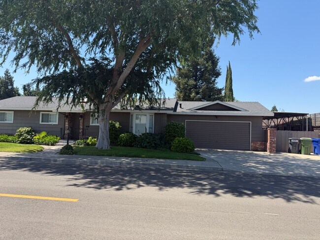 Foto del edificio - 3 Bedroom 2 bath with Rv Parking