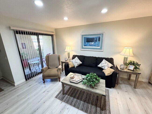 Foto del edificio - Long Term - Beautifully Updated 1 Bedroom Condo in Palm Springs Villas II