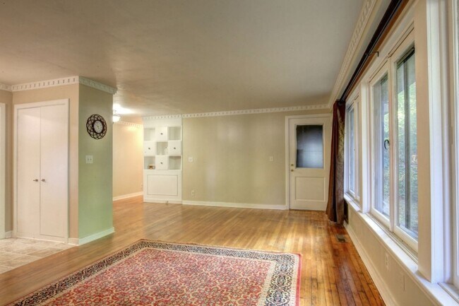Building Photo - 3 bedroom 1 bath home - Available August