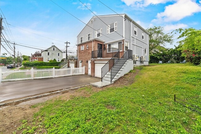 Building Photo - 129 Drake Ave